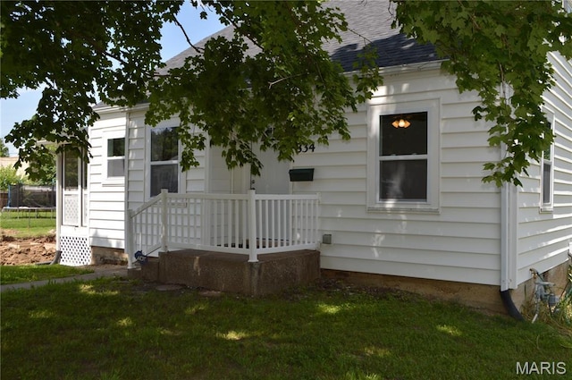 834 Vine St, Festus, MO 63028 - view of front of property featuring a front lawn and roof with shingles