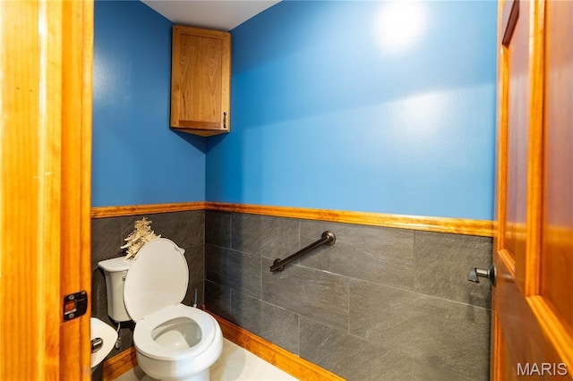 317 Johnson Pl, Palmyra, MO 63461 - bathroom featuring tile walls and wainscoting