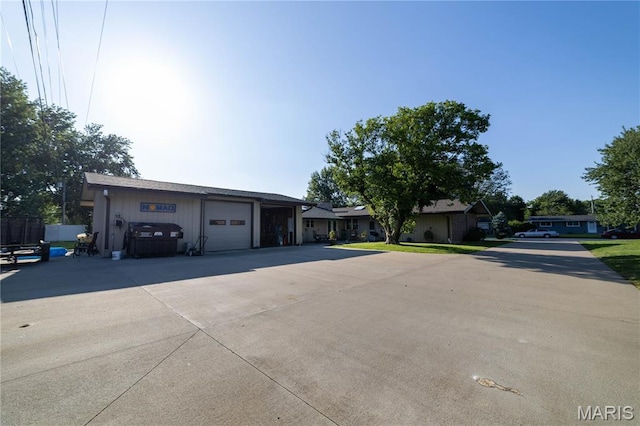 317 Johnson Pl, Palmyra, MO 63461 - ranch-style house with a garage