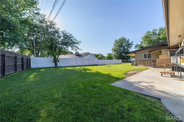 317 Johnson Pl, Palmyra, MO 63461 - fenced backyard with a patio area
