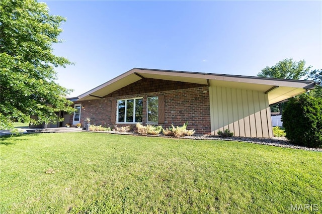 317 Johnson Pl, Palmyra, MO 63461 - view of front of home with a front lawn and brick siding