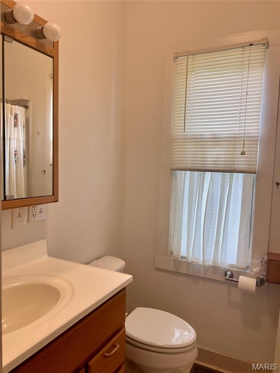 315 E N St, Saint Clair, MO 63077 - full bath featuring vanity and toilet