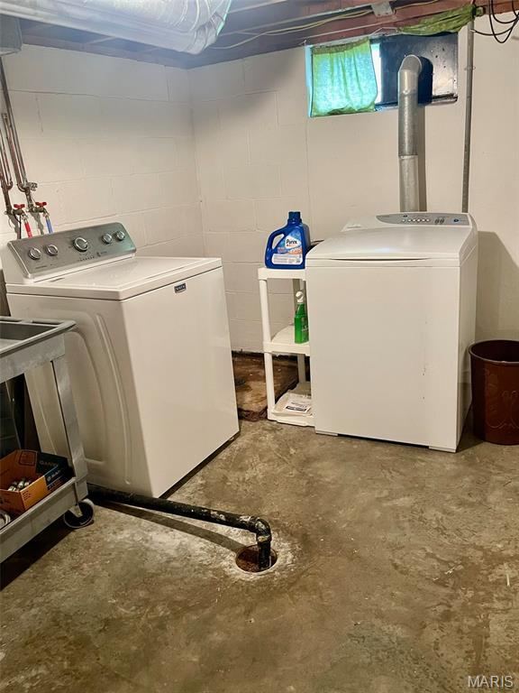 12 Dee, Moro, IL 62067 - laundry area with washing machine and dryer and concrete block wall