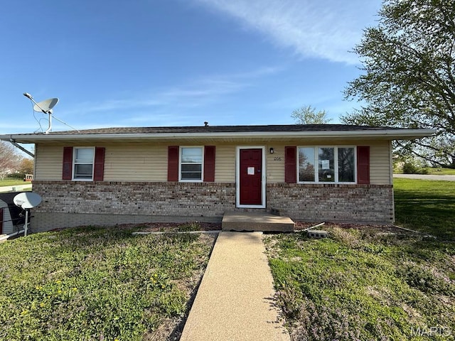 1206 Virginia Ave, Canton, MO 63435 - single story home featuring brick siding and a front lawn