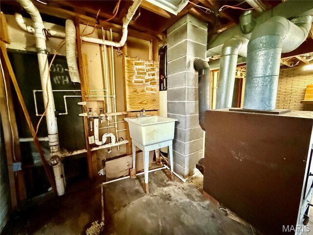 1206 Virginia Ave, Canton, MO 63435 - utility room featuring a sink