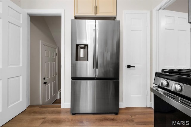 841 N Geyer Rd, Kirkwood, MO 63122 - kitchen with stainless steel appliances, cream cabinets, and light wood-type flooring