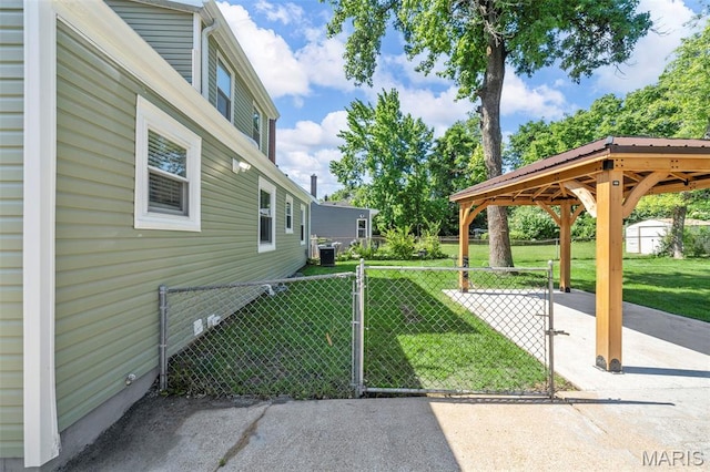 841 N Geyer Rd, Kirkwood, MO 63122 - view of yard featuring a gate, a storage unit, and a patio