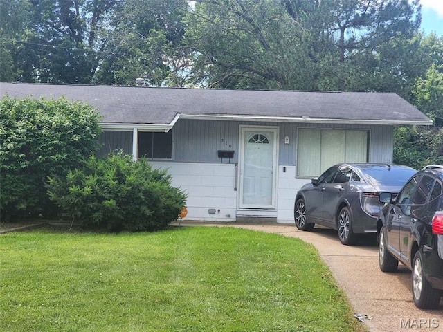 510 Dornoch Dr, Saint Louis, MO 63137 - single story home featuring roof with shingles and a front lawn