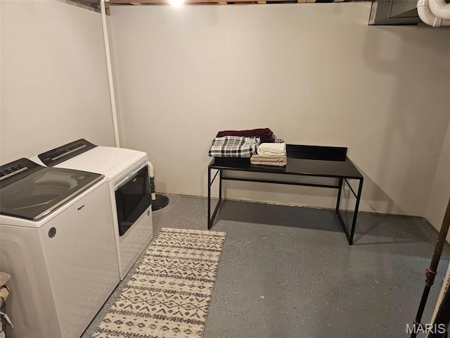 23 Hamlin Heights Dr, Hannibal, MO 63401 - laundry room with washer and clothes dryer