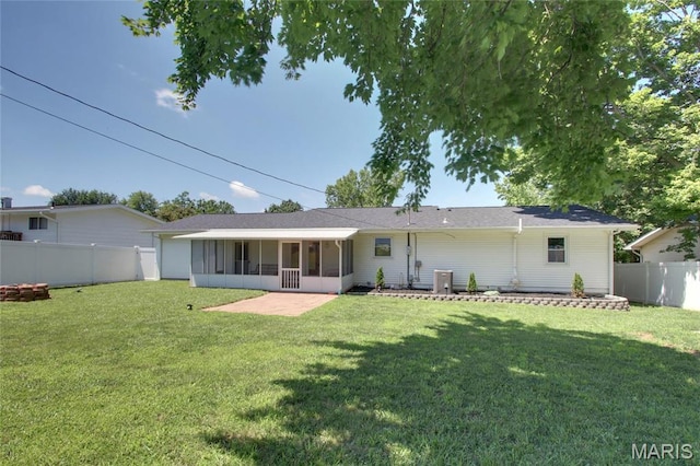23 Hamlin Heights Dr, Hannibal, MO 63401 - rear view of property with a sunroom and a fenced backyard