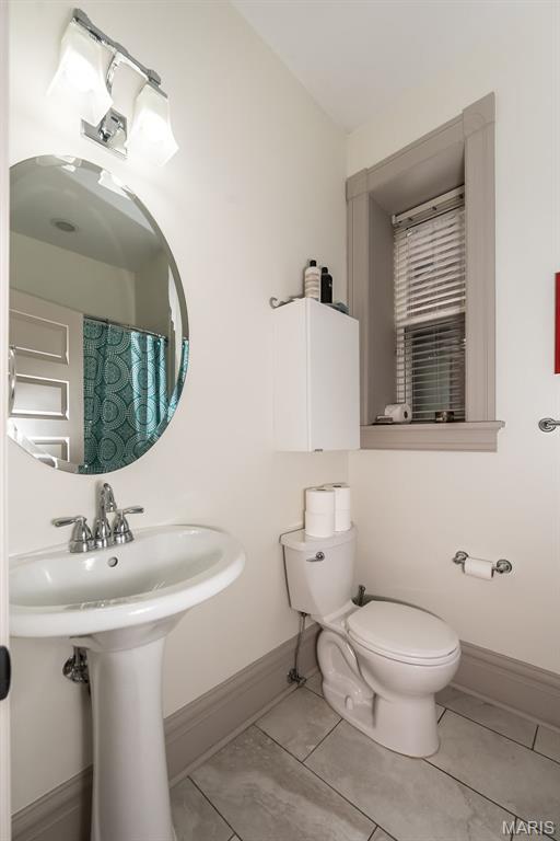 3822 Humphrey St, Saint Louis, MO 63116 - bathroom featuring toilet and baseboards