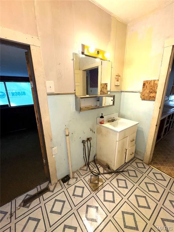 1112 Center St, Bismarck, MO 63624 - bathroom with vanity