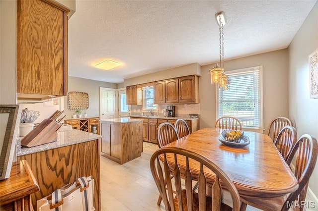 16930 Grace Rd, Lebanon, MO 65536 - dining area with a textured ceiling, light wood-style floors, and a chandelier