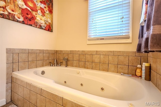 16930 Grace Rd, Lebanon, MO 65536 - full bath with a jetted tub