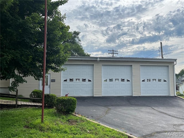 121 N 13th St, Louisiana, MO 63353 - view of detached garage