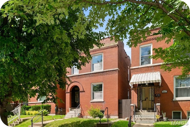 2929 Victor St, Saint Louis, MO 63104 - view of front of house featuring brick siding and a front lawn