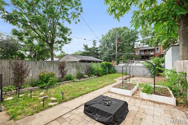 2929 Victor St, Saint Louis, MO 63104 - fenced backyard featuring a garden and a patio