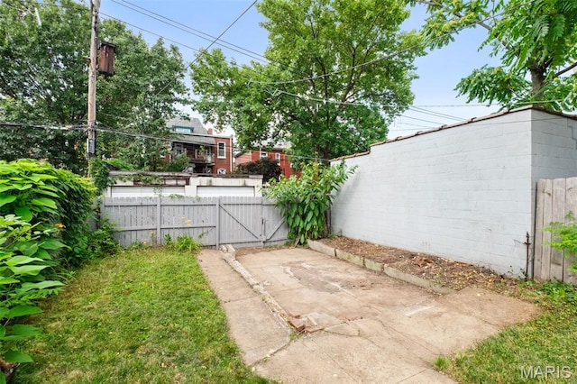 2929 Victor St, Saint Louis, MO 63104 - view of yard featuring a gate