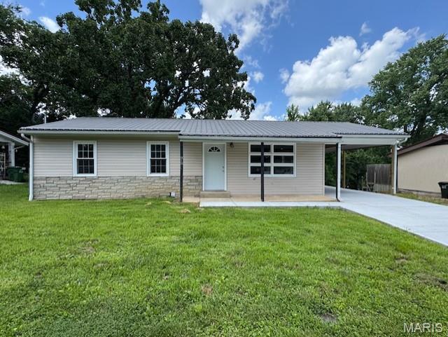 618 Houston Rd, Rolla, MO 65401 - view of front of property with a carport, driveway, a front yard, and a metal roof