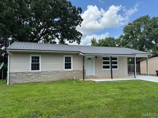 618 Houston Rd, Rolla, MO 65401 - single story home with a front yard, stone siding, and a metal roof