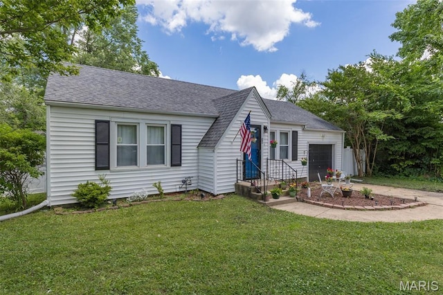 39 Pine St, Farmington, MO 63640 - bungalow featuring a shingled roof, a garage, a front yard, and driveway