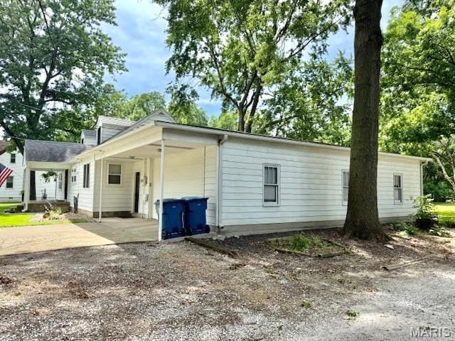 902 Sycamore St, Germantown, IL 62245 - view of front facade with concrete driveway and a carport