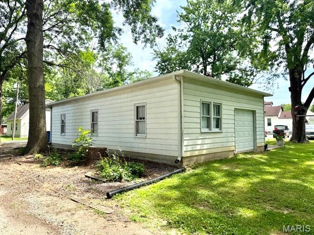 902 Sycamore St, Germantown, IL 62245 - view of side of property featuring a lawn and a garage