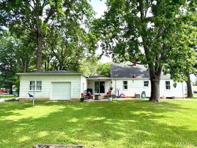 902 Sycamore St, Germantown, IL 62245 - rear view of property with an attached garage and a yard