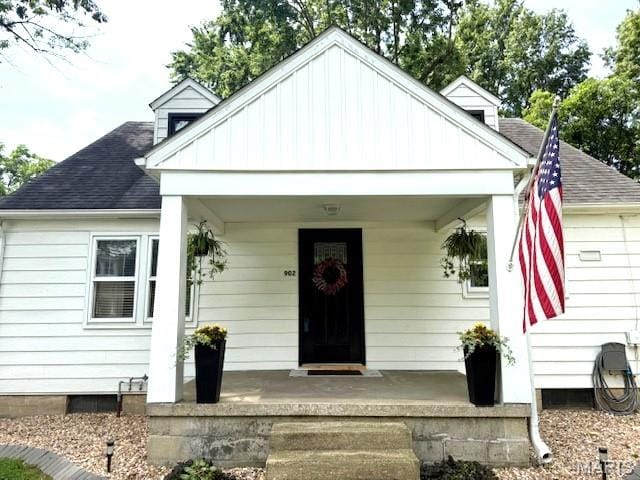 902 Sycamore St, Germantown, IL 62245 - bungalow-style house with covered porch and a shingled roof