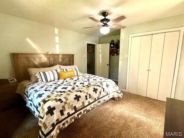 902 Sycamore St, Germantown, IL 62245 - carpeted bedroom with a closet and a ceiling fan