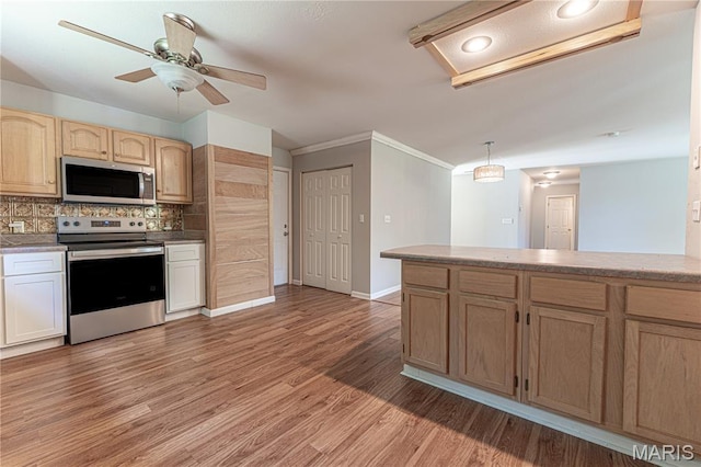 1221 Napoleon Dr, Bonne Terre, MO 63628 - kitchen featuring stainless steel appliances, decorative backsplash, a ceiling fan, light wood-type flooring, and ornamental molding