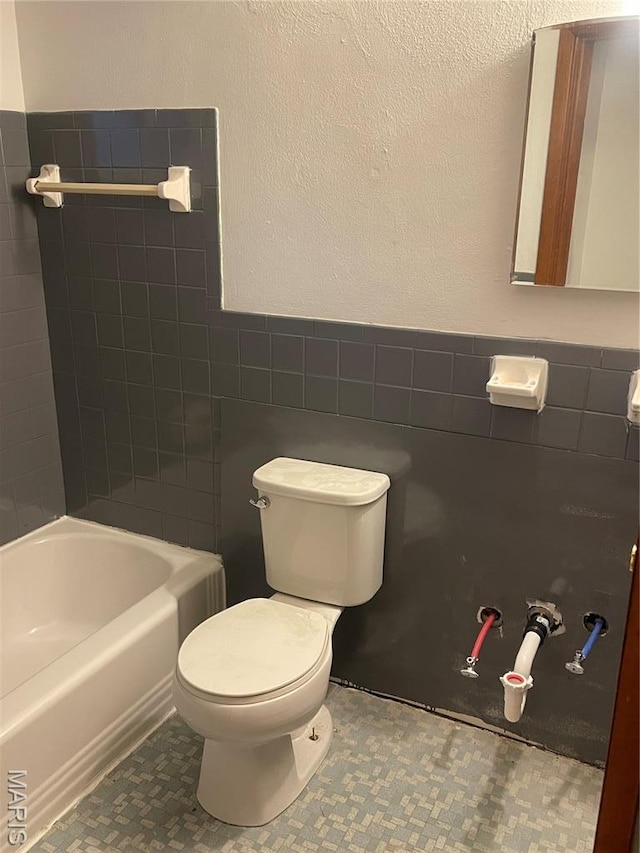 2010-12 E Desoto Ave, Saint Louis, MO 63107 - full bath with tile walls and a wainscoted wall