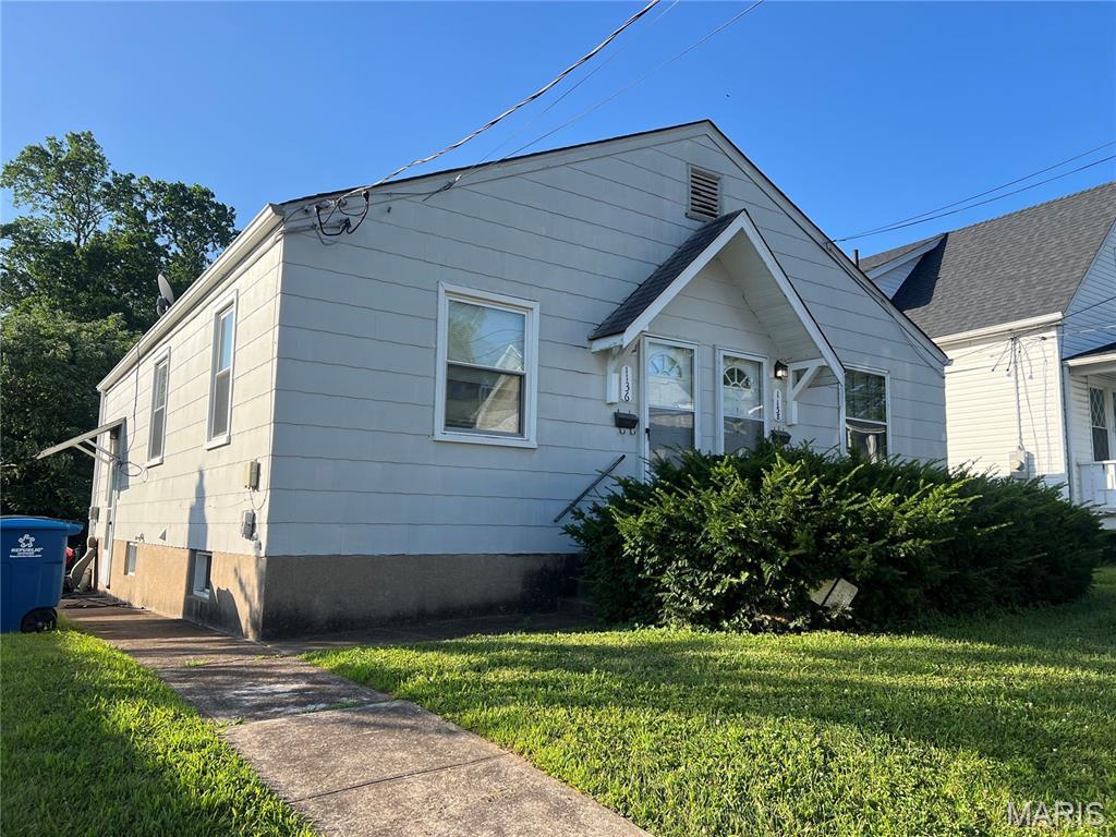 1136 Dammert Ave, Saint Louis, MO 63125 - bungalow-style house featuring a front lawn