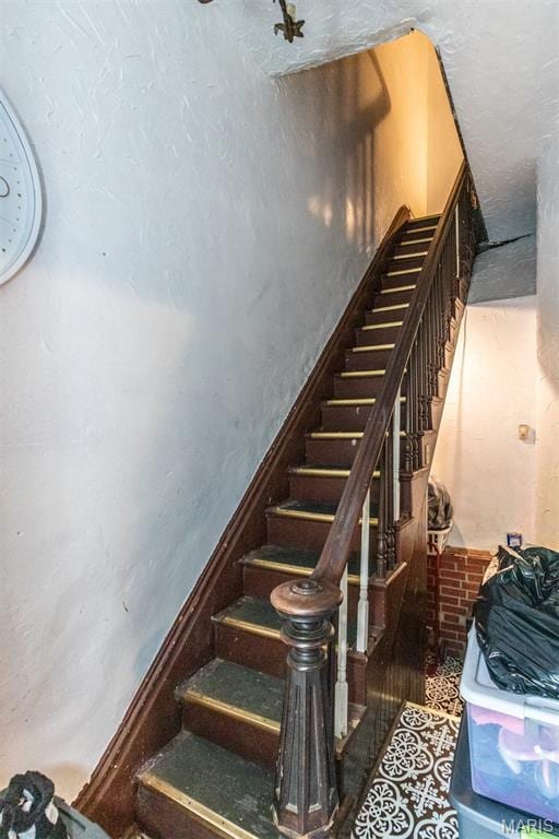 1412 Bremen Ave, Saint Louis, MO 63107 - view of staircase