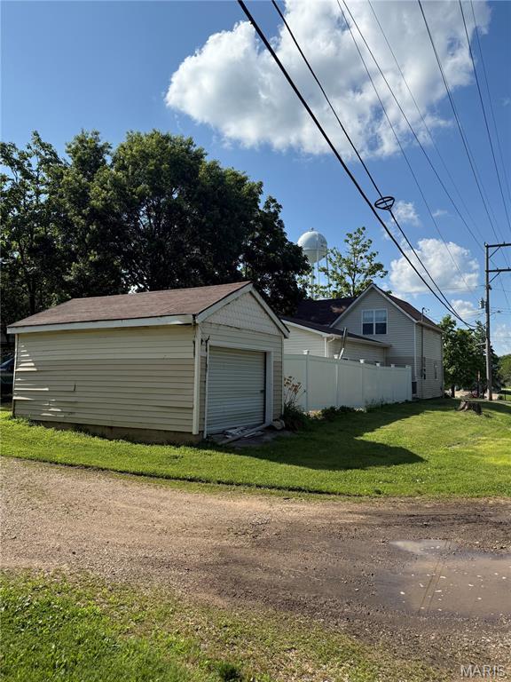 32 E 4th St, Gerald, MO 63037 - garage with driveway