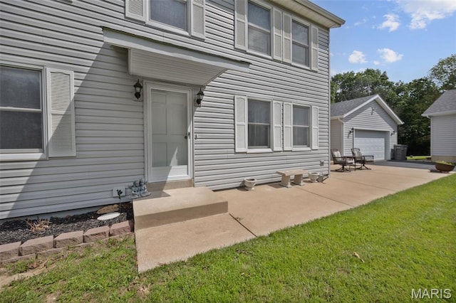 6235 Meadowlark Ln, Troy, MO 63379 - entrance to property with a detached garage