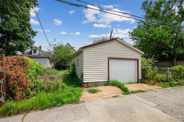 4340 Gannett St, Saint Louis, MO 63116 - detached garage with driveway