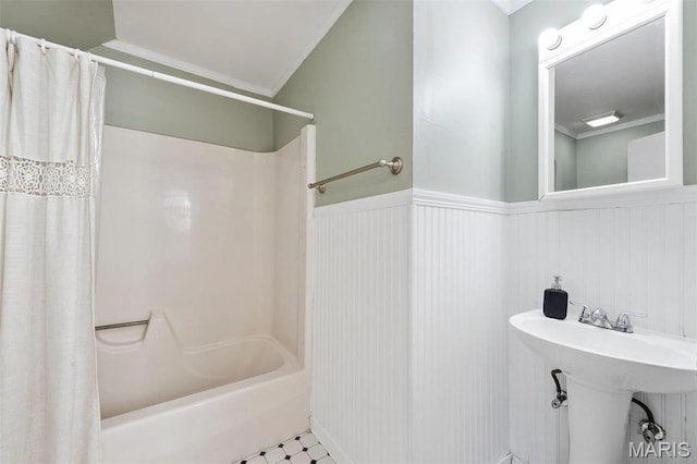 2610 Rutger St, Saint Louis, MO 63104 - full bath featuring wainscoting and shower / tub combo with curtain