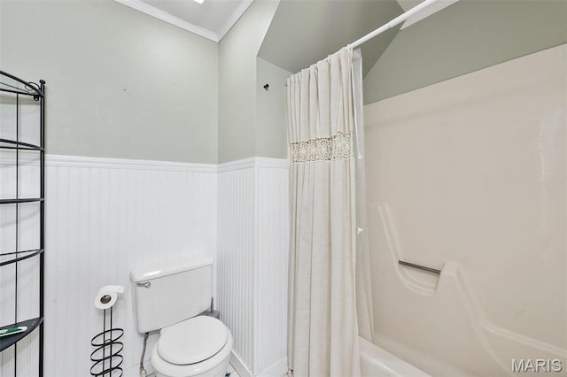 2610 Rutger St, Saint Louis, MO 63104 - full bathroom featuring wainscoting, shower / bathtub combination with curtain, and ornamental molding