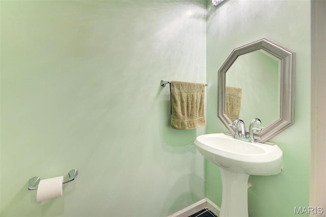 3452 Texas Ave, Saint Louis, MO 63118 - bathroom with baseboards