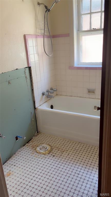 1178 Riverview Blvd, Saint Louis, MO 63147 - bathroom featuring shower / tub combination