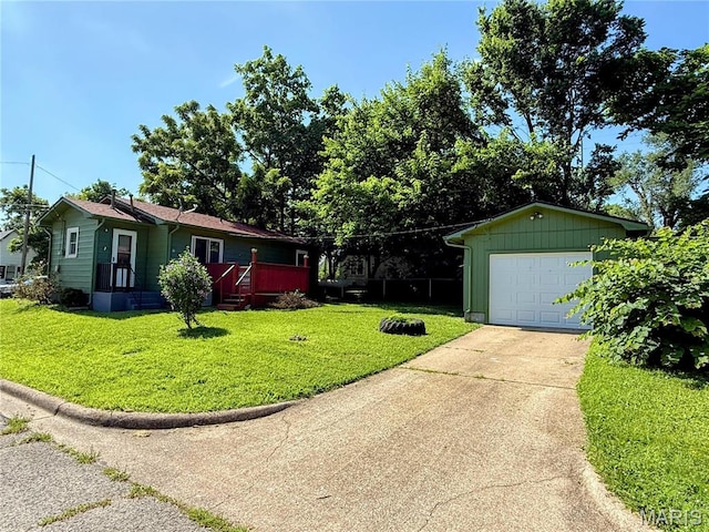 169 Grand Ave, Lebanon, MO 65536 - view of front facade featuring a front lawn, driveway, and a garage