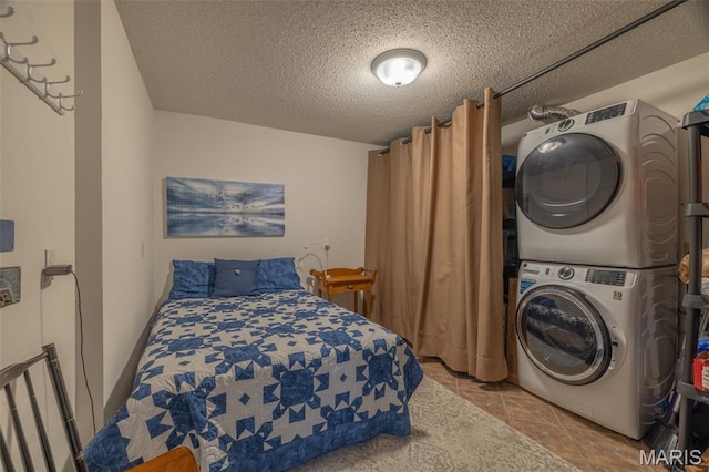 15 Lionshead Ridge Dr Unit 15, Innsbrook, MO 63390 - tiled bedroom featuring stacked washer and clothes dryer and a textured ceiling