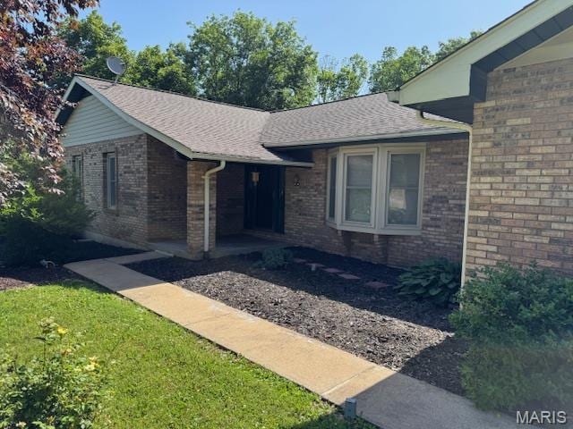 7 Forest Hills Dr, Washington, MO 63090 - view of front of home featuring brick siding, roof with shingles, and a front lawn
