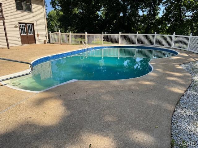 7 Forest Hills Dr, Washington, MO 63090 - view of swimming pool featuring a patio