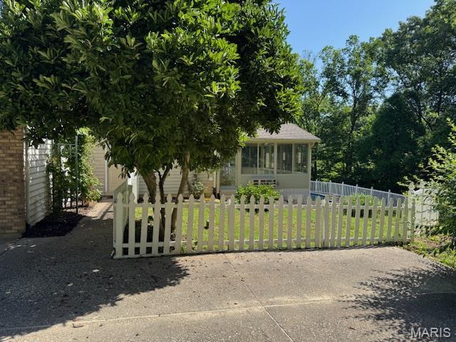 7 Forest Hills Dr, Washington, MO 63090 - view of front of house with a fenced front yard and a sunroom