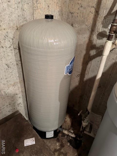 7 Forest Hills Dr, Washington, MO 63090 - detailed view of a water pressure tank