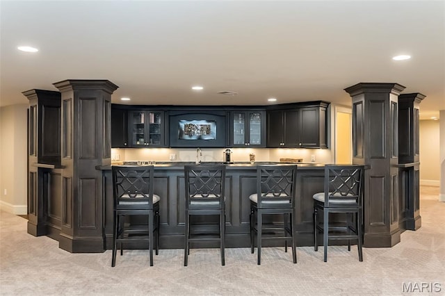21 Lynnbrook Rd, Saint Louis, MO 63131 - indoor wet bar with light carpet and recessed lighting