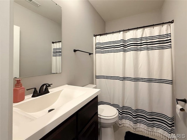 358 N Thomas St, De Soto, MO 63020 - bathroom with vanity and curtained shower