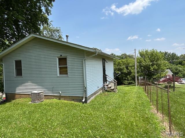 1515 N Water St, Cape Girardeau, MO 63701 - view of property exterior featuring a central AC unit